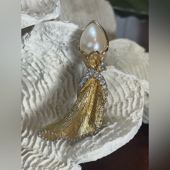 Vintage Elegant Faux Pearl and Gold-tone Brooch Signed C Puccini - Picture 2 of 8